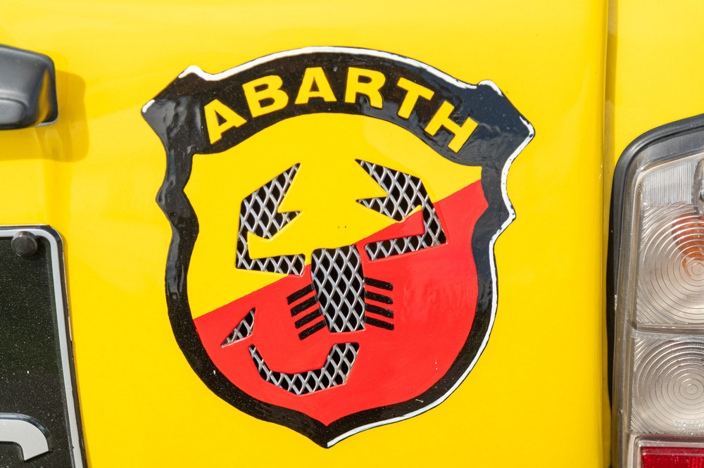 zoom sur le logo Abarth avec le scorpion à l'arrière d'une Fiat Abarth 695 Evocation 1965