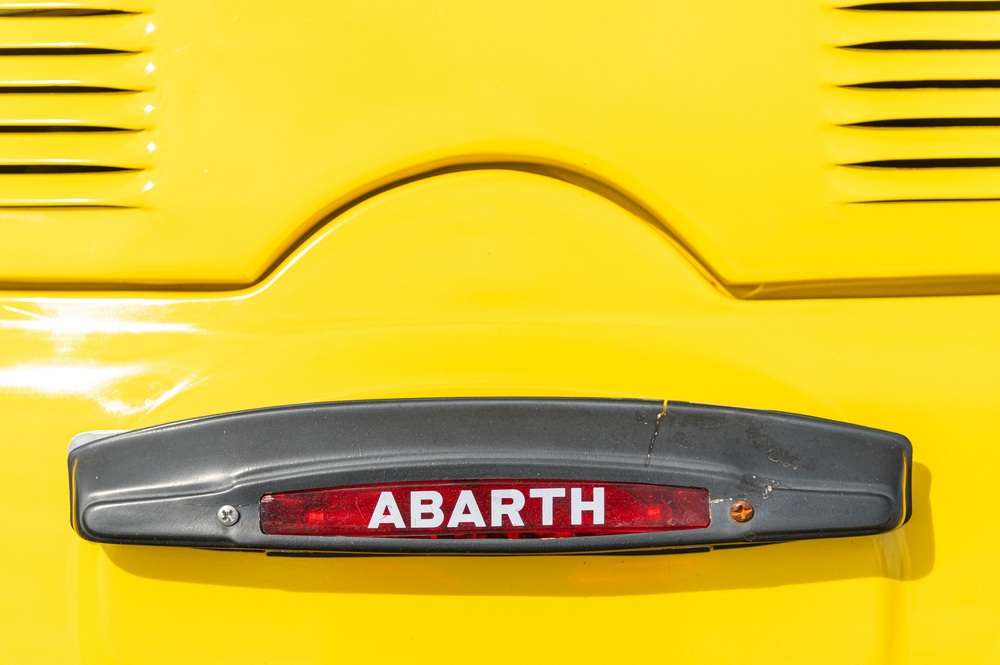 zoom sur la veilleuse au-dessus de la plaque d'immatriculation avec le mot Abarth à l'arrière d'une Fiat Abarth 695 Evocation 1965