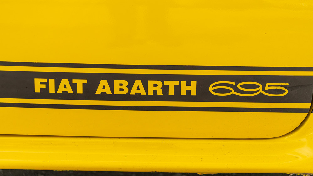 zoom sur le logo FIAT ABARTH 695 sur le côté de la portière d'une Fiat Abarth 695 Evocation 1965
