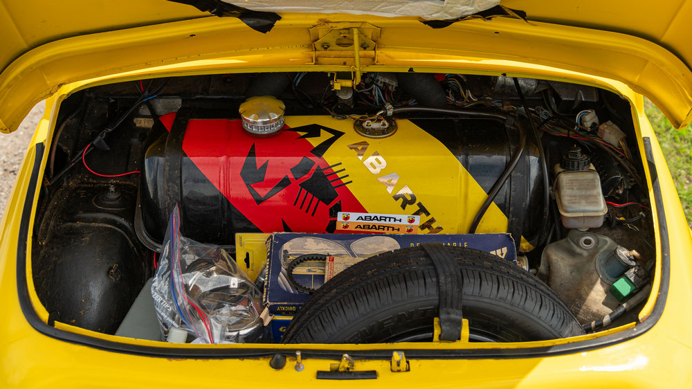 la malle ouverte d'une Fiat Abarth 695 Evocation 1965