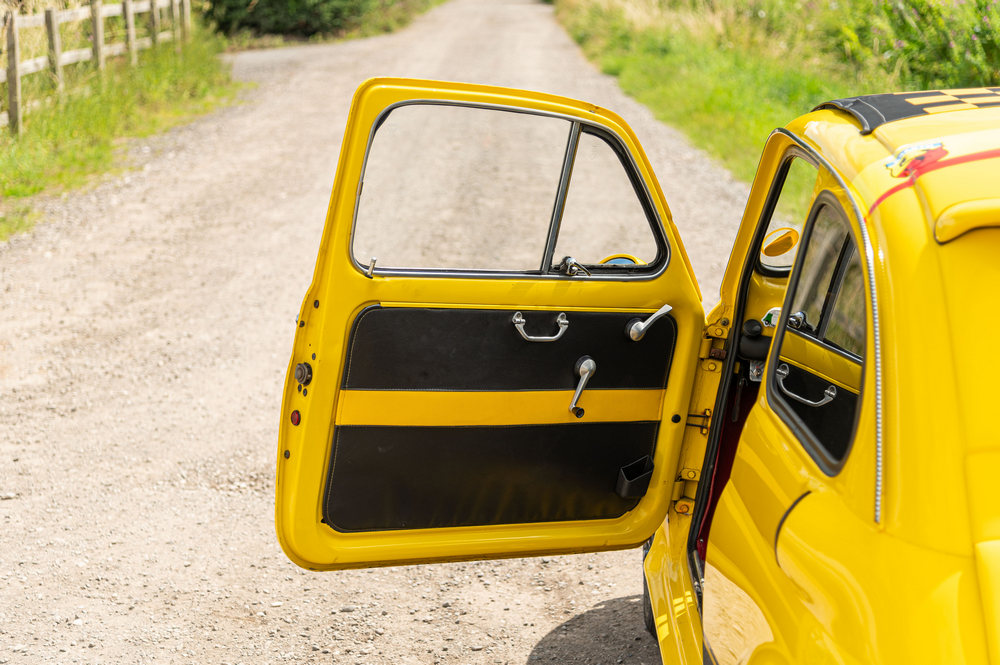 la portière vue de l'intérieur d'une Fiat Abarth 695 Evocation 1965