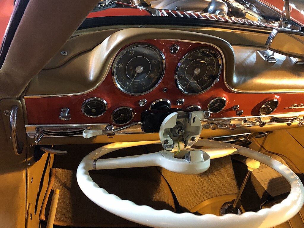 le tableau de bord avec le volant baissé d'une 300 SL