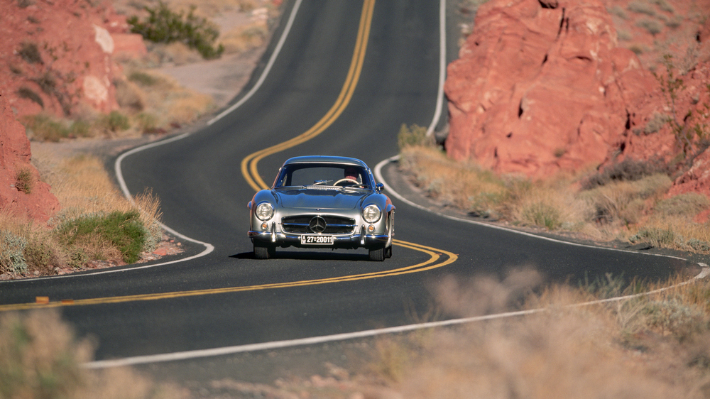 la Mercedes-Benz 300 SL (W198) 1954 vue de face sur une route