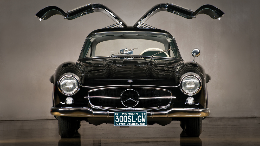 la Mercedes-Benz 300 SL (W198) 1954 noire vue de face, les portières ouvertes