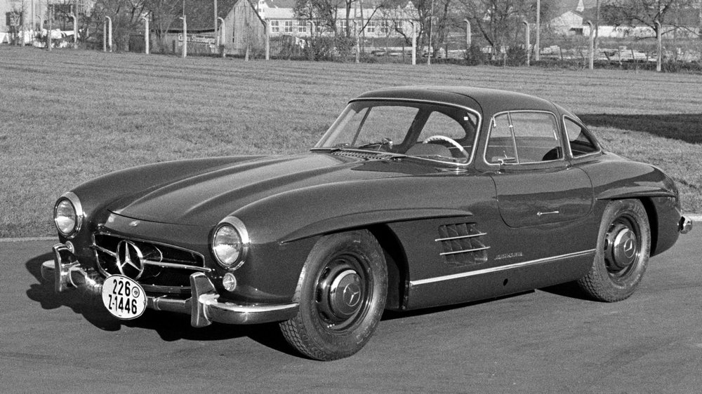 la Mercedes-Benz 300 SL (W198) 1954 vue de 3/4 avant gauche (photo en noir-et-blanc)