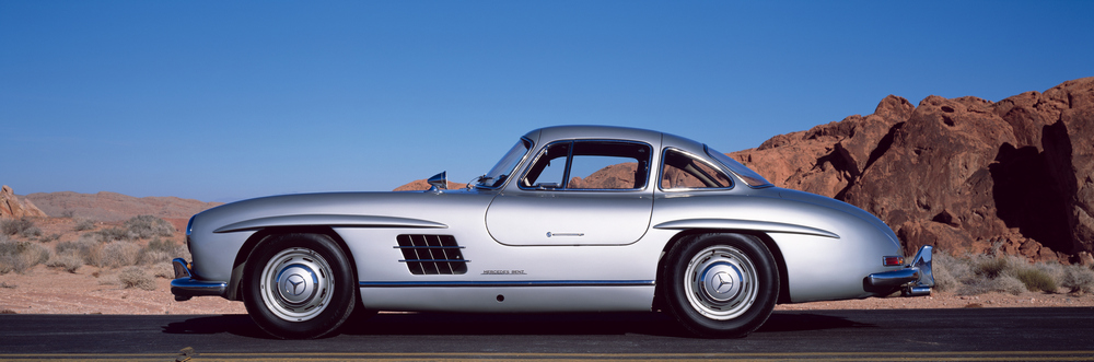 la Mercedes-Benz 300 SL (W198) 1954 gris métallisé vue de profil gauche