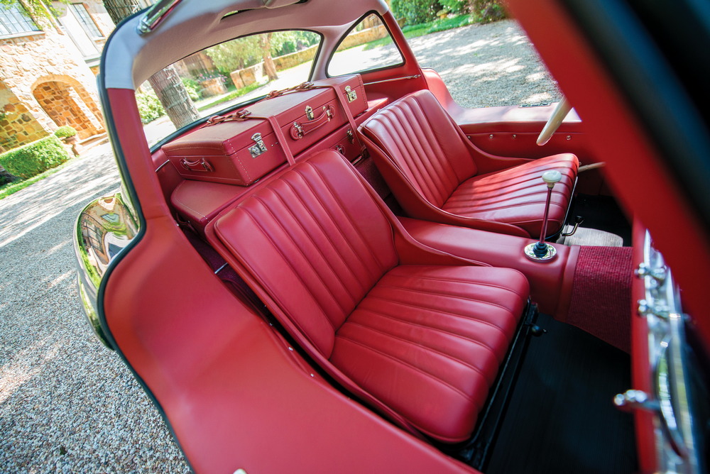 l'habitacle rouge (vu vers l'arrière) de la Mercedes-Benz 300 SL (W198) 1954