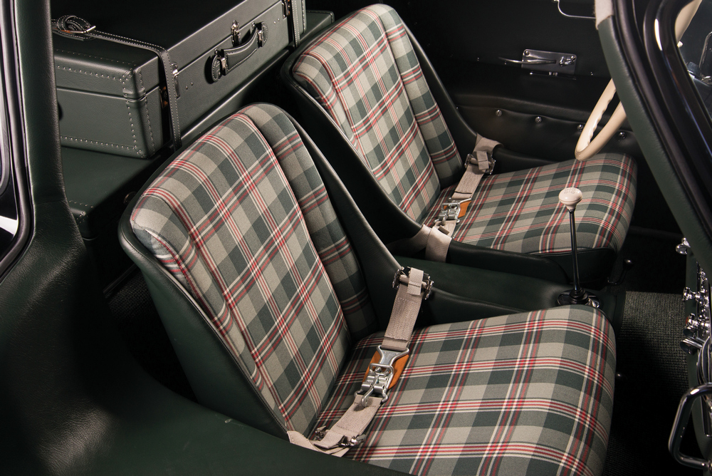l'habitacle vert foncé, sièges en tissu à carreaux et ceintures de sécurité ventrale (vu vers l'arrière) de la Mercedes-Benz 300 SL (W198) 1954