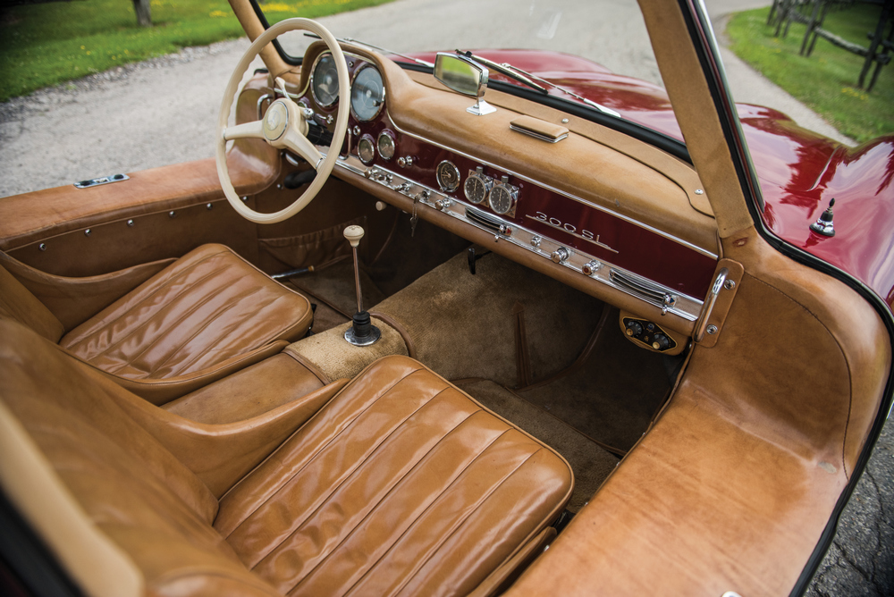 l'habitacle en cuir beige avec le tableau de bord vu de la droite de la Mercedes-Benz 300 SL (W198) 1954