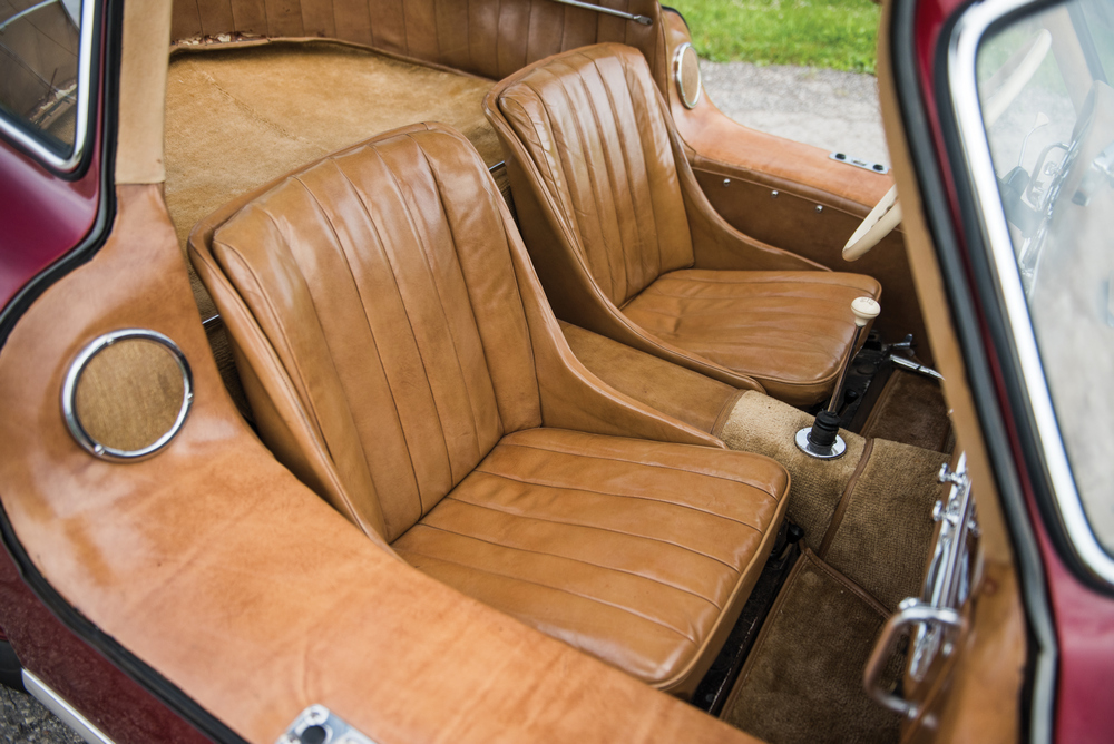 l'habitacle en cuir beige (vu vers l'arrière) de la Mercedes-Benz 300 SL (W198) 1954
