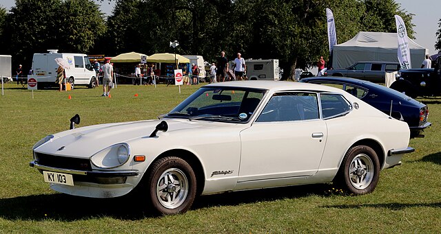 une Nissan Fairlady Z 2+2 (GS30) 1974 vue de 3/4 avant gauche