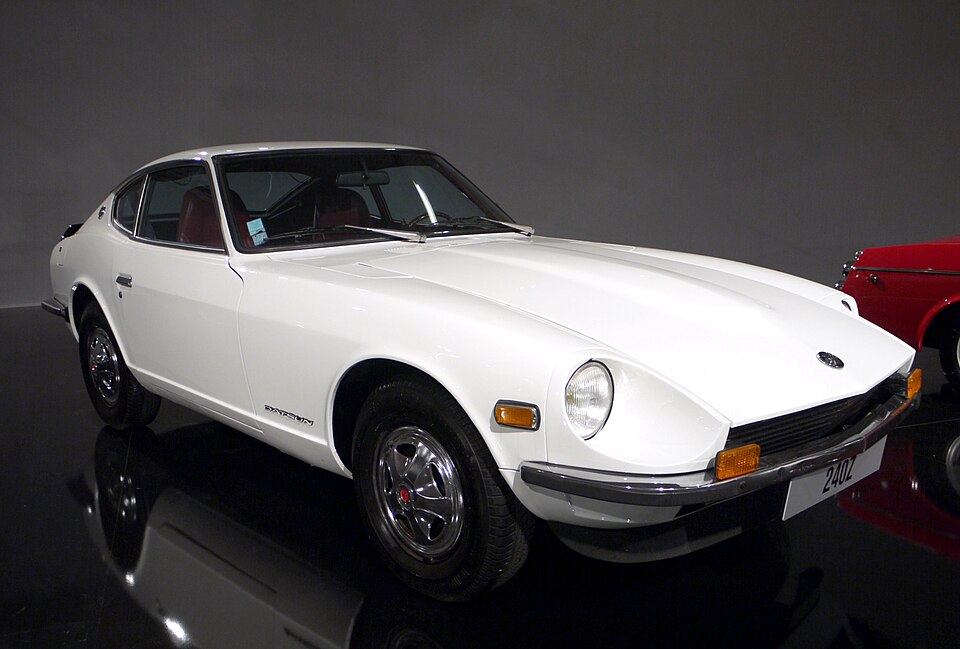 une Nissan 240Z 1970-1974 blanche vue de 3/4 avant droit