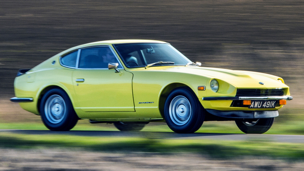 jaune, vue de 3/4 avant droit, roule sur une route de campagne