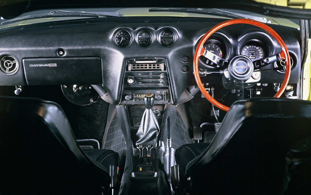 le tableau de bord avec le volant en bois