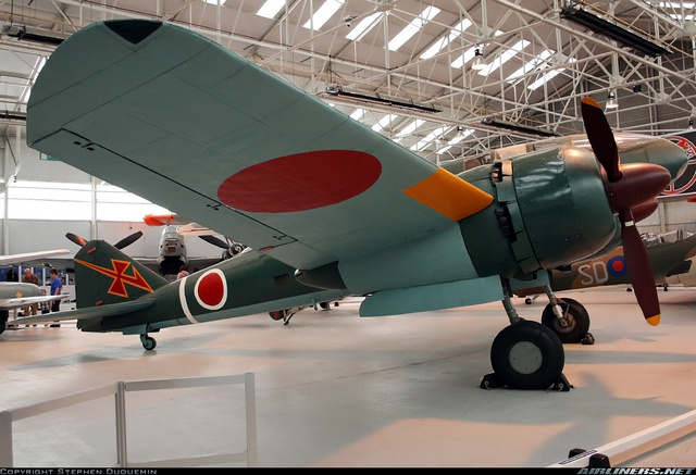 un Mitsubishi Ki-46-3 au sol vu de profil droit