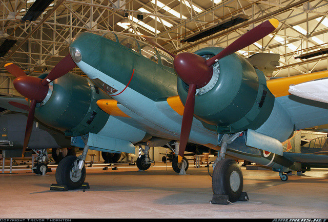 un Mitsubishi Ki-46-III au sol vu de 3/4 avant gauche