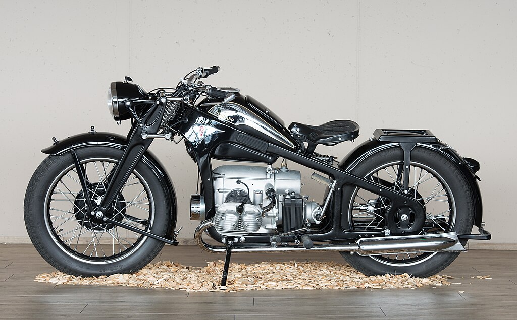 une Zündapp KS 600 vue de profil gauche