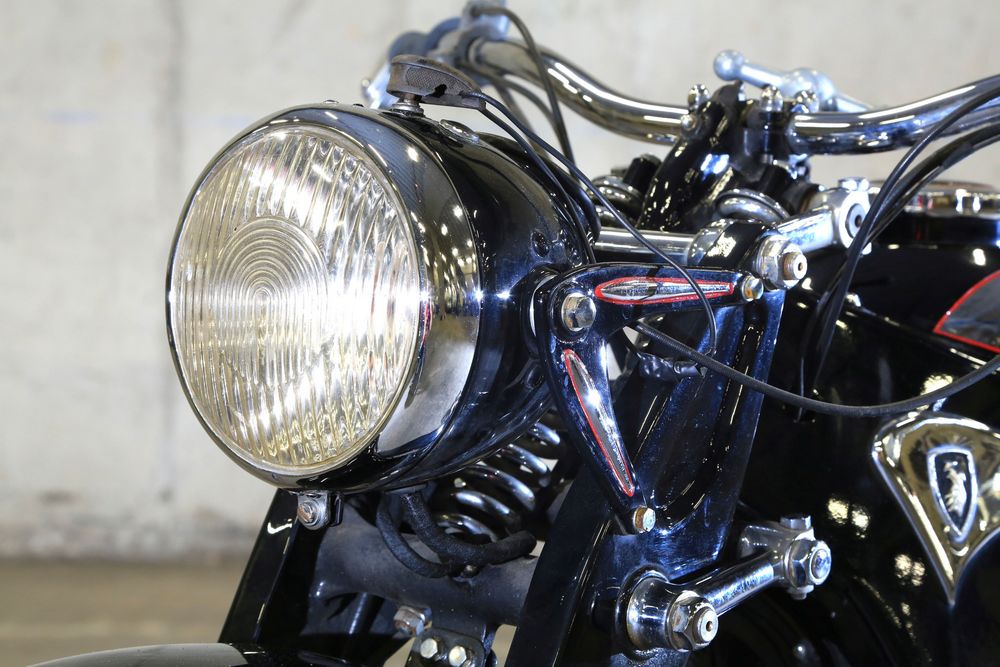 zoom sur le guidon et le phare avant d'une Zundapp KS600 1939