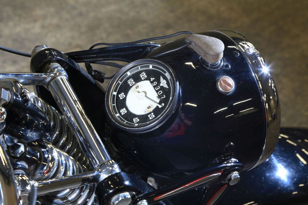 zoom sur le compteur de vitesses (lecture de droite à gauche) au-dessus du phare d'une Zundapp KS600 1939