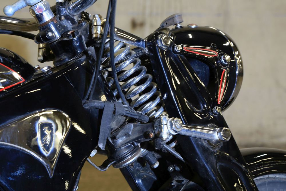 zoom sur les amortisseurs d'une Zundapp KS600 1939