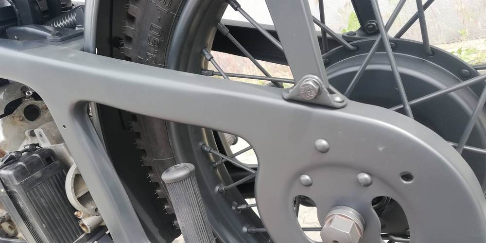 zoom sur le profil gauche de l'arrière d'une Zundapp KS600