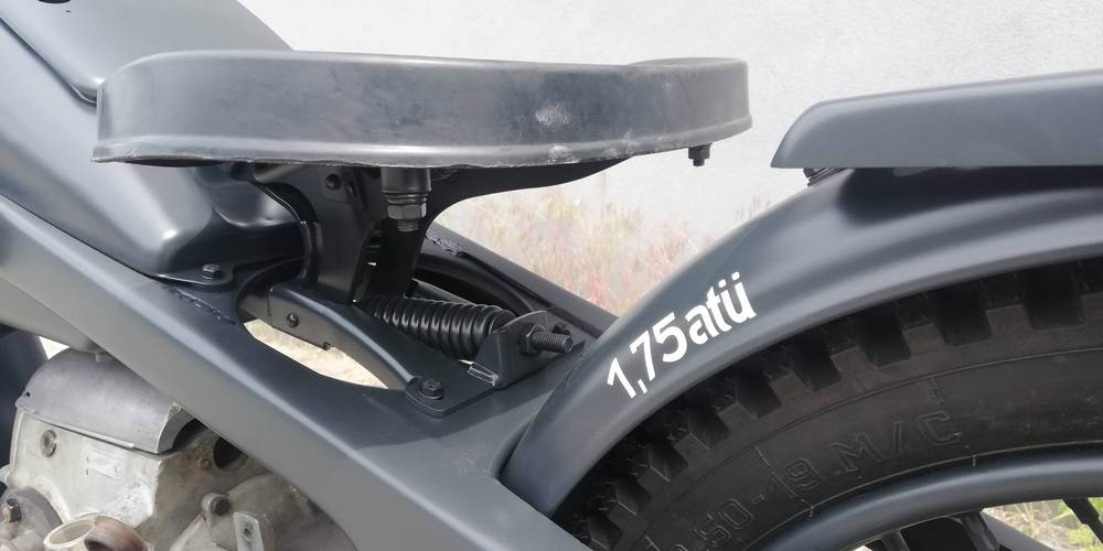 zoom sur le profil gauche du milieu (au niveau de la selle) d'une Zundapp KS600