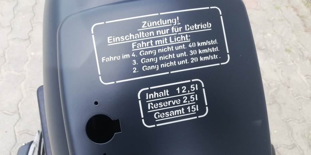 zoom sur les inscriptions en allemand sur le réservoir d'une Zundapp KS600