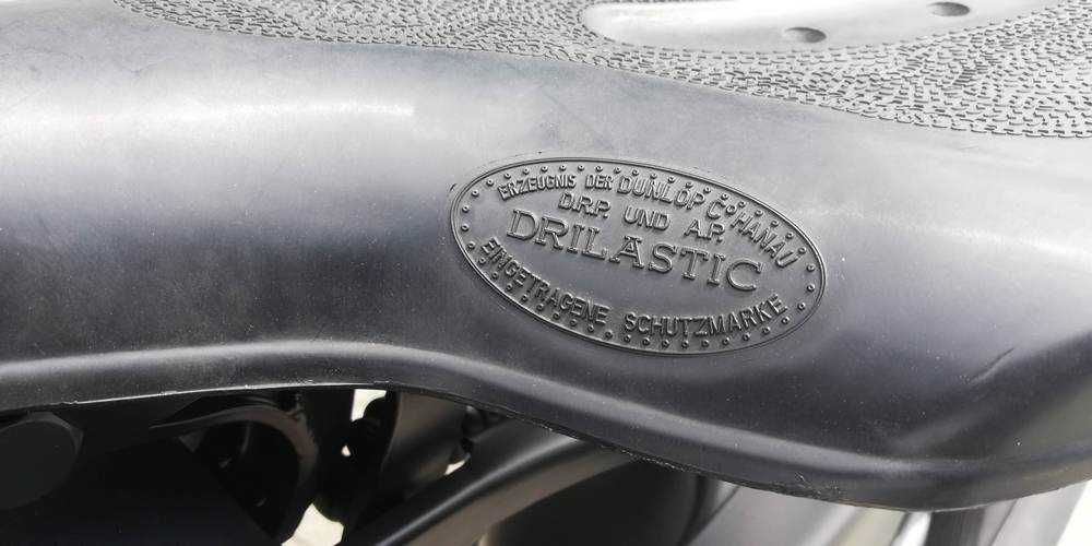 zoom sur un détail (écusson de Drilastic) d'une Zundapp KS600