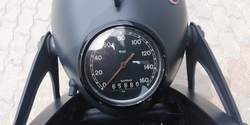 zoom sur le compteur de vitesses (lecture de gauche à droite) d'une Zundapp KS600