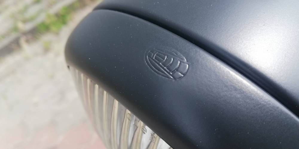 zoom sur l'icône au-dessus du phare d'une Zundapp KS600