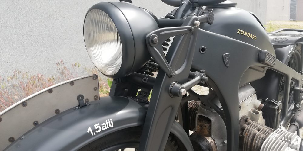 zoom sur le profil gauche de l'avant d'une Zundapp KS600