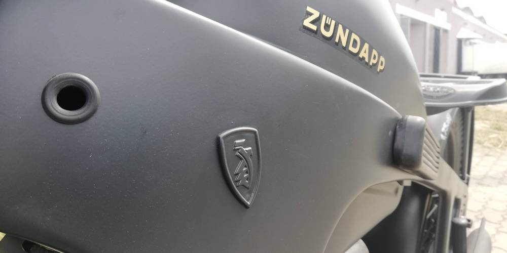 zoom sur le profil gauche du milieu d'une Zundapp KS600 (marque + écusson)