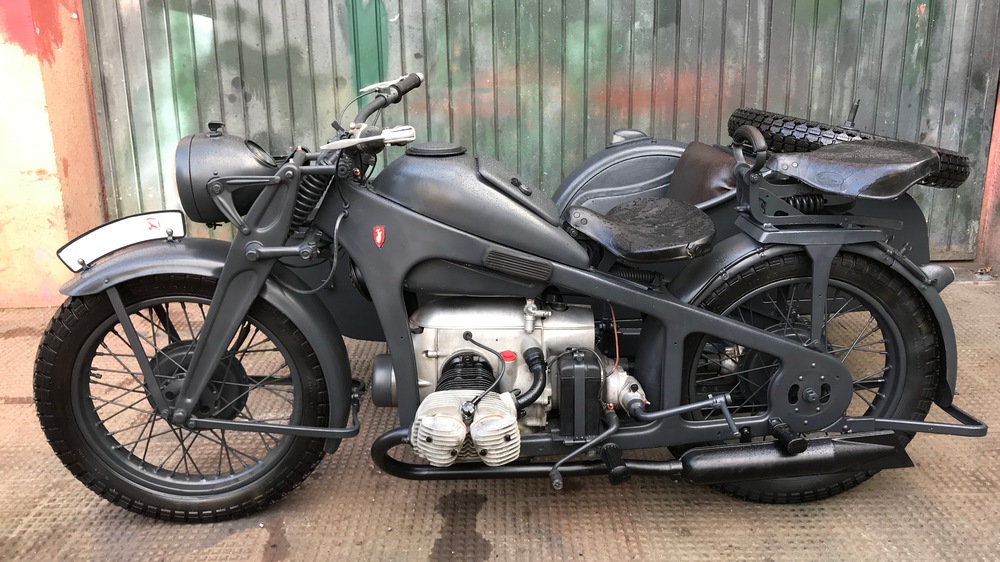 une Zundapp KS 600 avec side-car vue du profil gauche (sans vue sur le side-car)