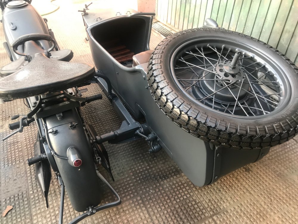 une Zundapp KS 600 avec side-car vue du dessus et de l'arrière