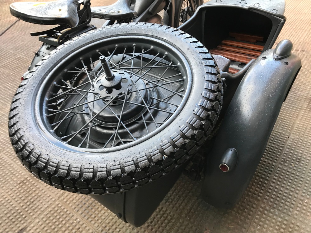 une Zundapp KS 600 avec side-car vue du dessus et de l'arrière du side-car