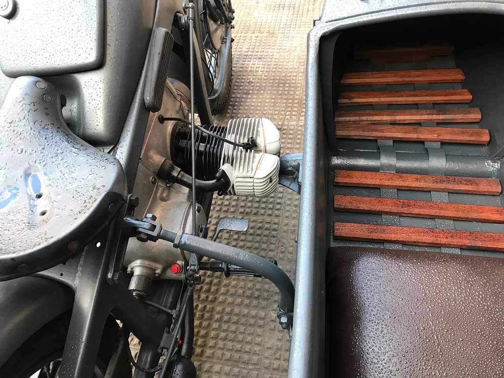 une Zundapp KS 600 avec side-car vue du dessus entre la moto et le side-car (on voit l'intérieur du side-car)