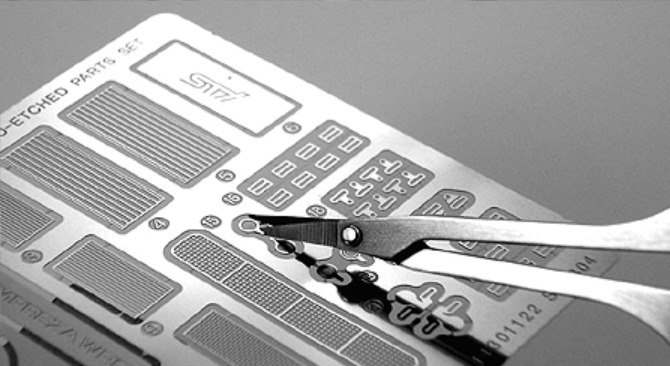 Item 74068 Modeling Scissors (for Photo-Etched Parts), côté incurvé et côté plat vus de plus près