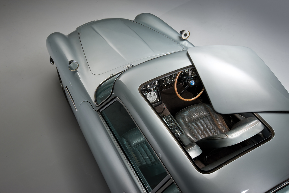 vue du dessous, la partie du toit ouvrant enlevé, vue de l'habitacle