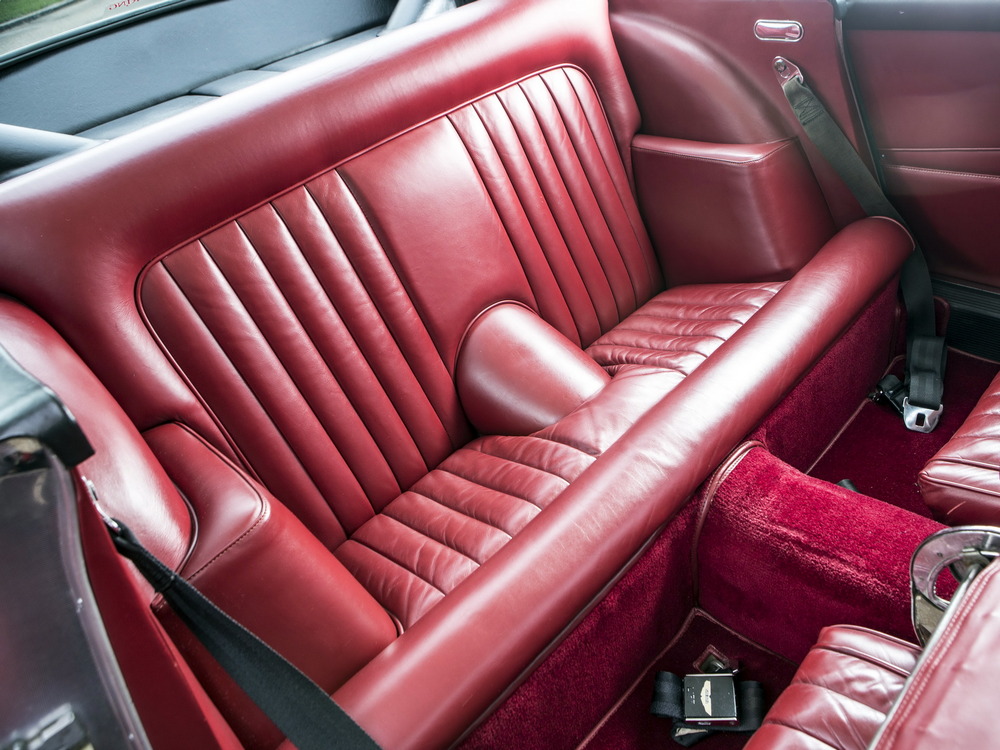 la banquette arrière avec intérieur rouge
