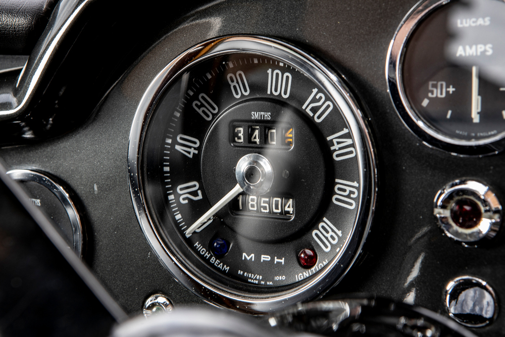 zoom sur le compteur de vitesses