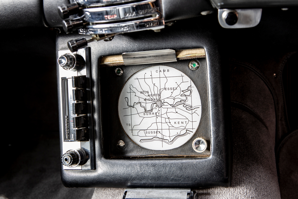 l'autoradio Motorola et un radar de surveillance