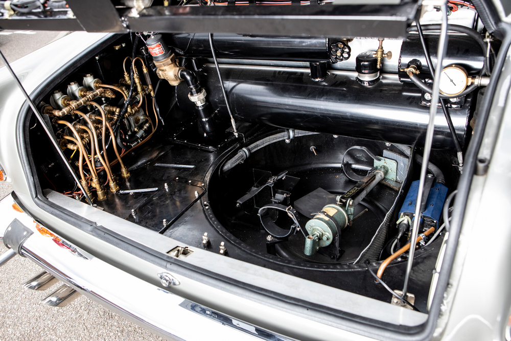 zoom sur le coffre avec les différents systèmes qui font fonctionner les gadgets