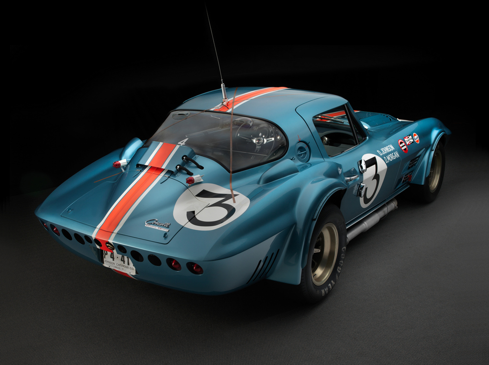 la Chevrolet Corvette Grand Sport Coupe de 1963, bleu, livrée course, vue de 3/4 arrière droit