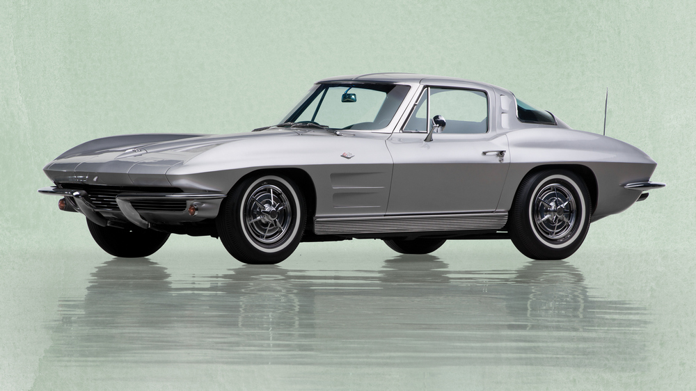 la Chevrolet Corvette Sting Ray (C2) 1963 gris métallisée, vue de 3/4 avant gauche