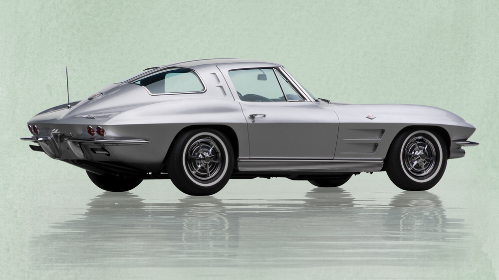 la Chevrolet Corvette Sting Ray (C2) 1963, gris métallisée, vue de 3/4 arrière droit