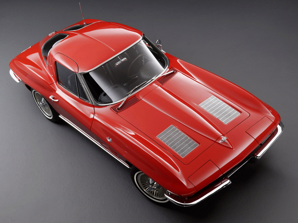 la Chevrolet Corvette Sting Ray (C2) 1963, rouge, vue avant aérienne