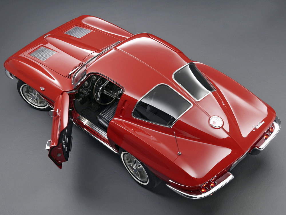 la Chevrolet Corvette Sting Ray (C2) 1963, rouge, vue arrière aérienne, portière gauche ouverte