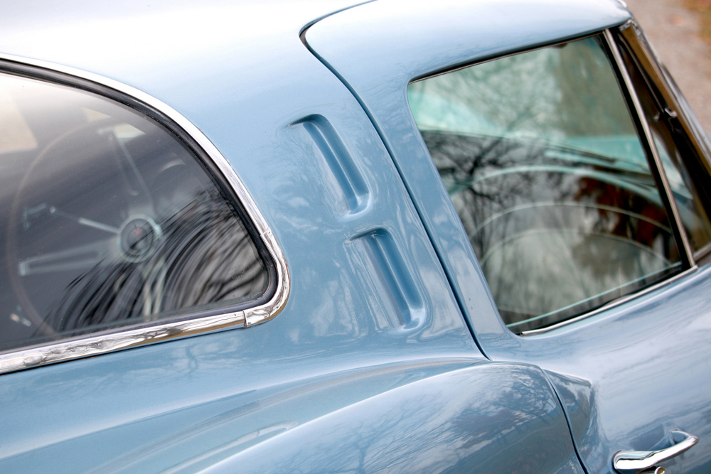 la Chevrolet Corvette Sting Ray (C2) 1963, bleu clair, zoom aile et portière droites