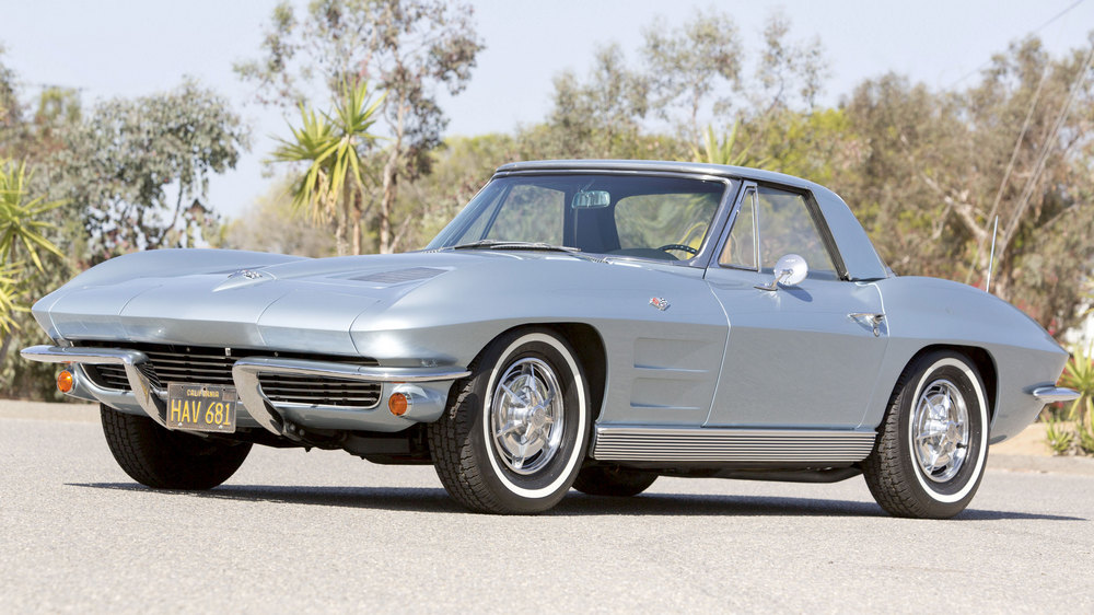 la Chevrolet Corvette Sting Ray Convertible (C2) de 1963, gris métallisé, vue de 3/4 avant gauche