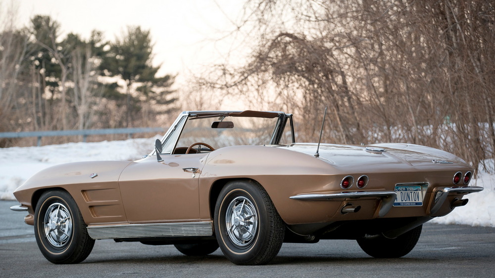 la Chevrolet Corvette Sting Ray Convertible (C2) de 1963, brun, vue de 3/4 arrière gauche